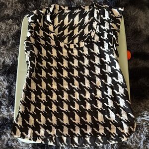 Stylish Black and White Blouse!